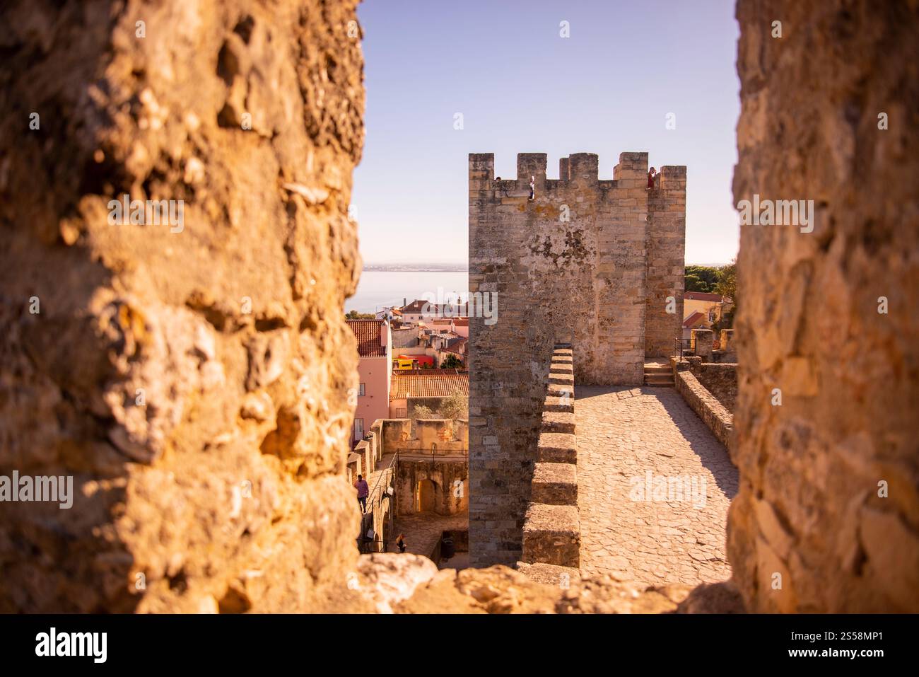 Das Castelo de Sao Jorge in Alfama in der Stadt Lissabon in Portugal. Portugal, Lissabon, Oktober 2021 Stockfoto