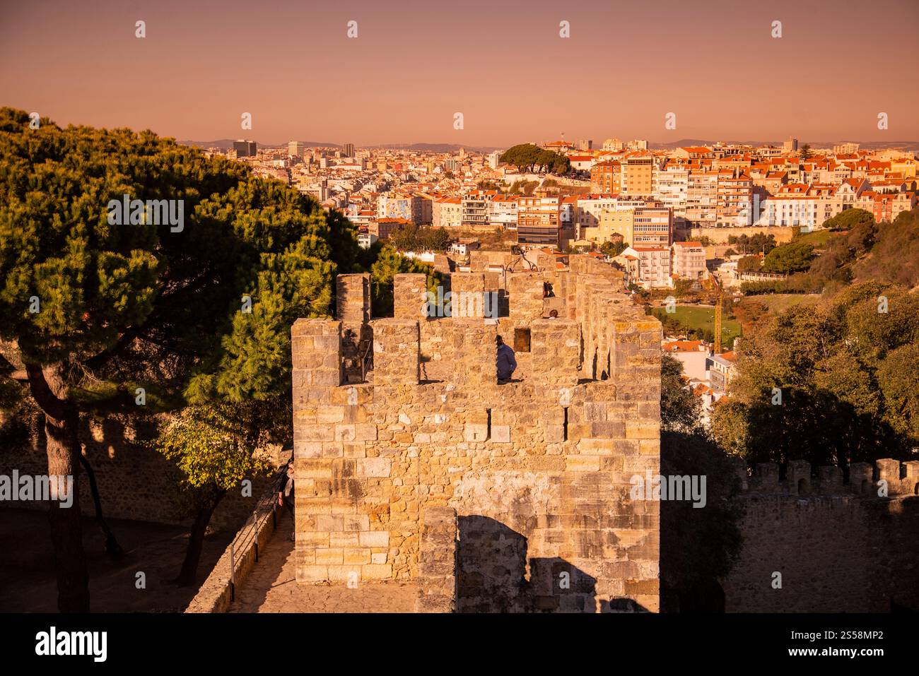 Das Castelo de Sao Jorge in Alfama in der Stadt Lissabon in Portugal. Portugal, Lissabon, Oktober 2021 Stockfoto