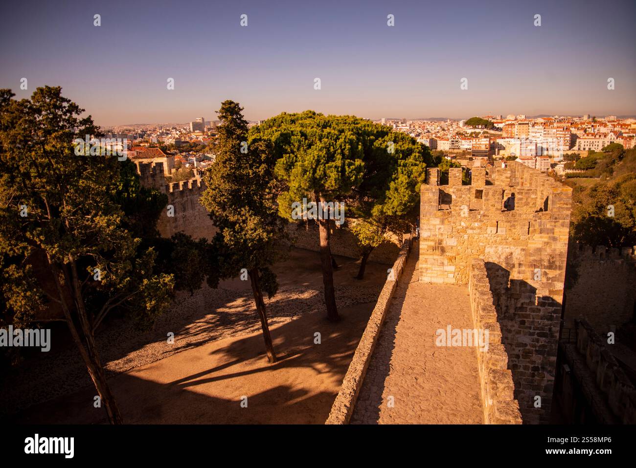 Das Castelo de Sao Jorge in Alfama in der Stadt Lissabon in Portugal. Portugal, Lissabon, Oktober 2021 Stockfoto