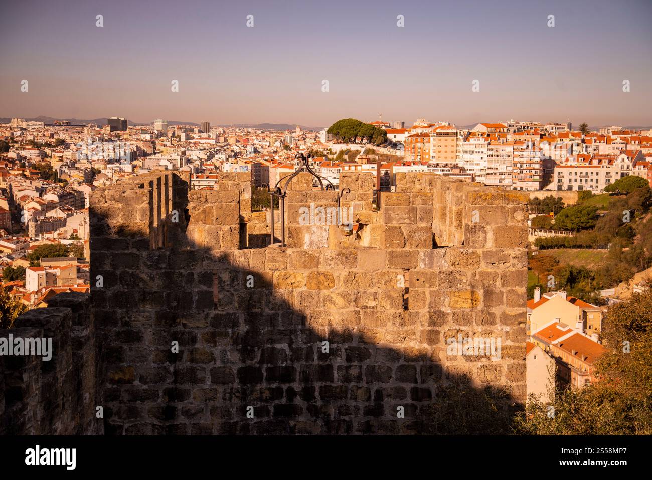 Das Castelo de Sao Jorge in Alfama in der Stadt Lissabon in Portugal. Portugal, Lissabon, Oktober 2021 Stockfoto