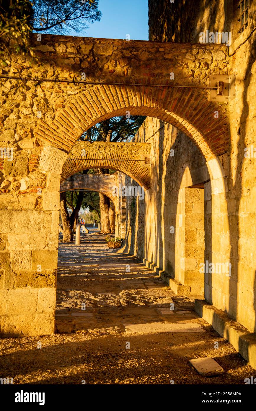 Das Castelo de Sao Jorge in Alfama in der Stadt Lissabon in Portugal. Portugal, Lissabon, Oktober 2021 Stockfoto