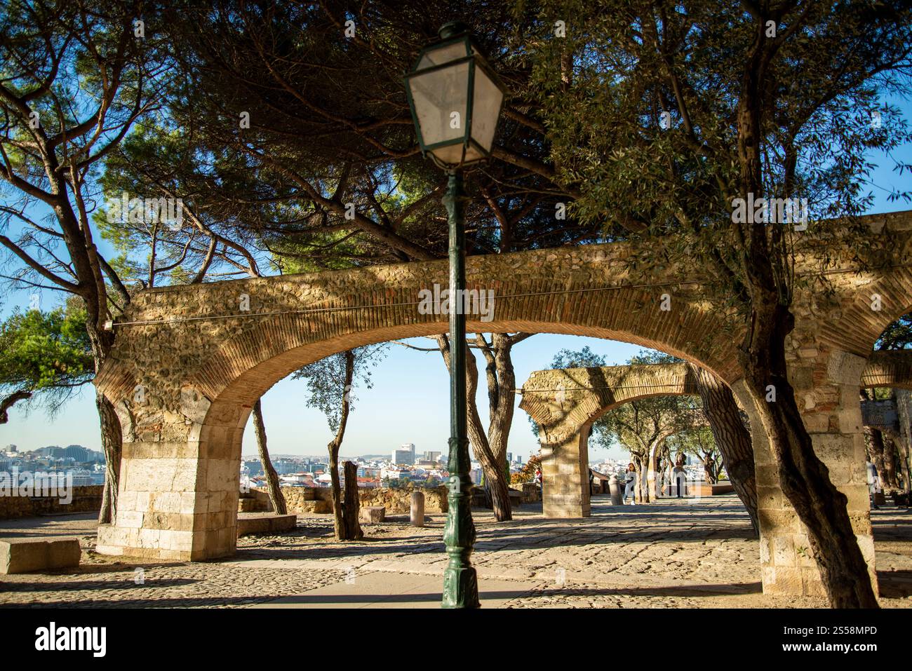 Das Castelo de Sao Jorge in Alfama in der Stadt Lissabon in Portugal. Portugal, Lissabon, Oktober 2021 Stockfoto