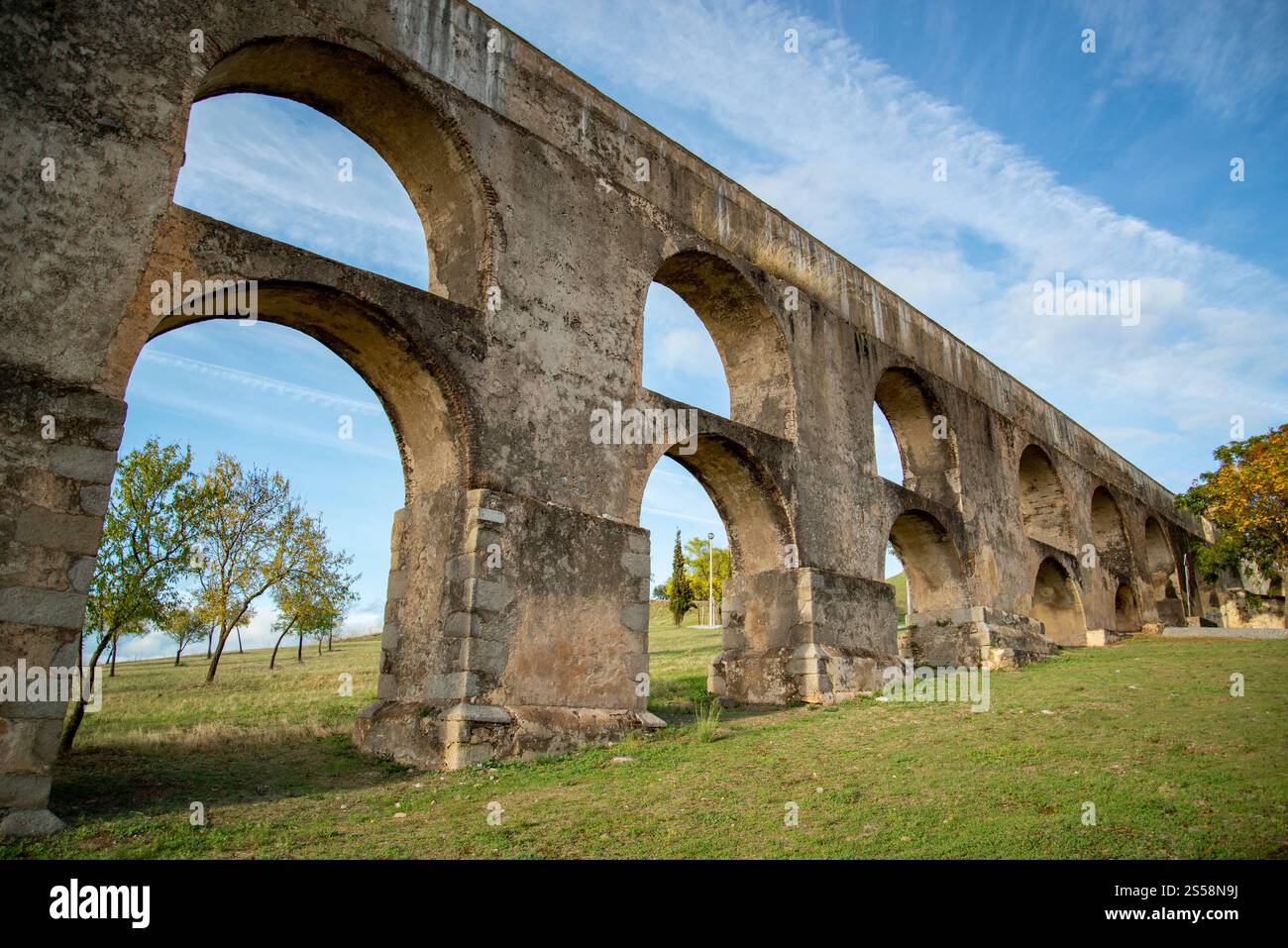 Das Amoreira Aquädukt in der Stadt Elvas in Alentejo in Portugal. Portugal, Elvas, Oktober 2021 Stockfoto