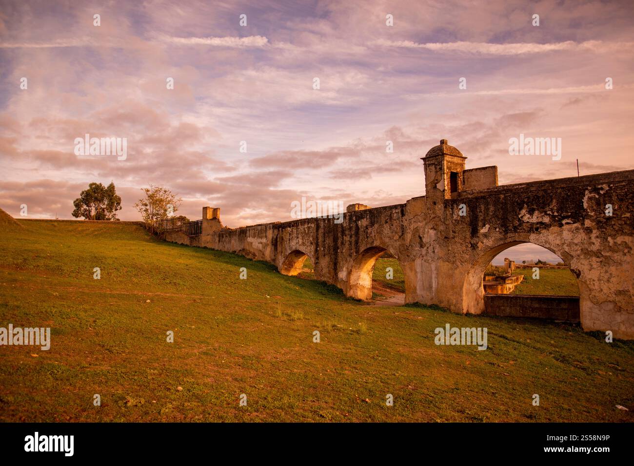 Das Amoreira Aquädukt in der Stadt Elvas in Alentejo in Portugal. Portugal, Elvas, Oktober 2021 Stockfoto