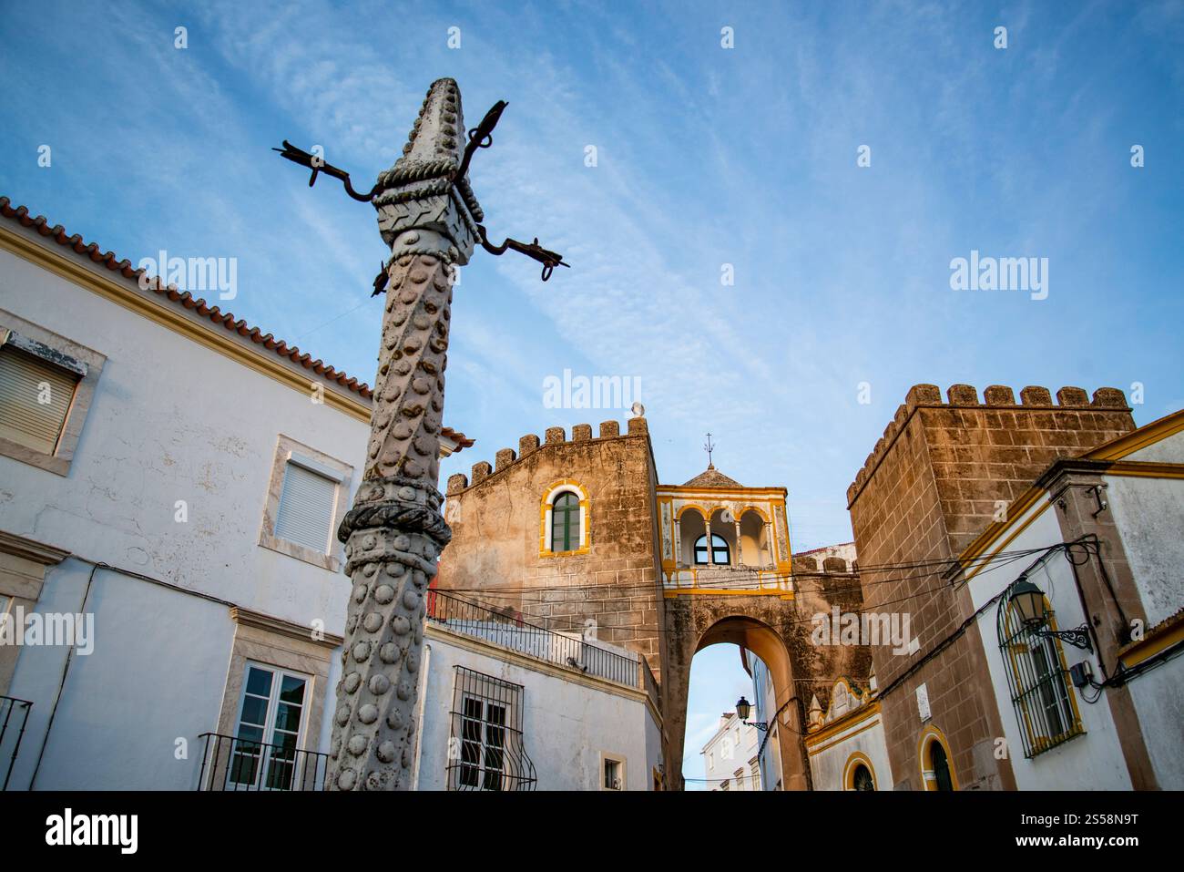 Der Pranger am Largo de Santa Clara in der Altstadt von Elvas in Alentejo in Portugal. Portugal, Elvas, Oktober 2021 Stockfoto