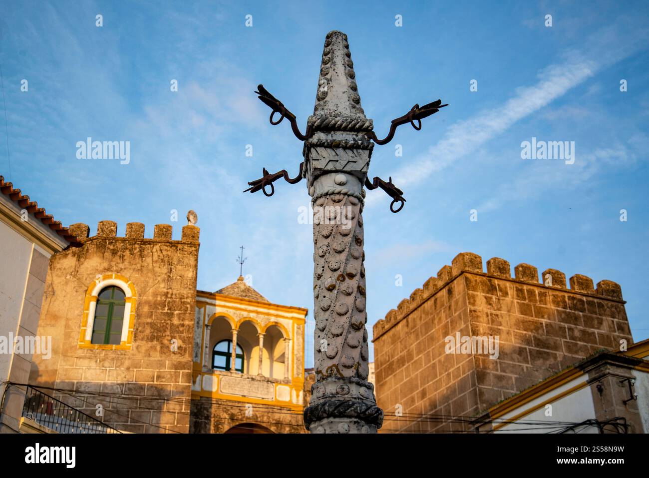 Der Pranger am Largo de Santa Clara in der Altstadt von Elvas in Alentejo in Portugal. Portugal, Elvas, Oktober 2021 Stockfoto