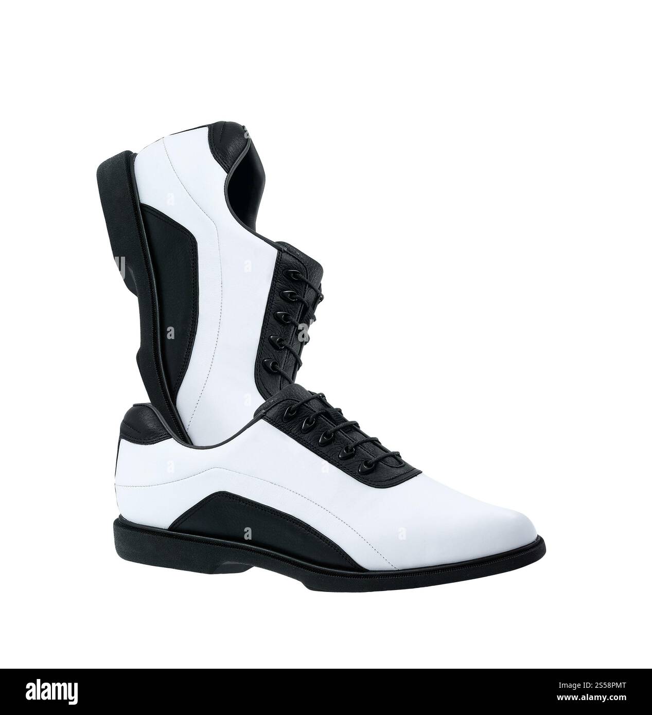 Ein Paar weiße Golfschuhe isoliert auf weißem Hintergrund. Ein paar weiße Golfschuhe isoliert Stockfoto