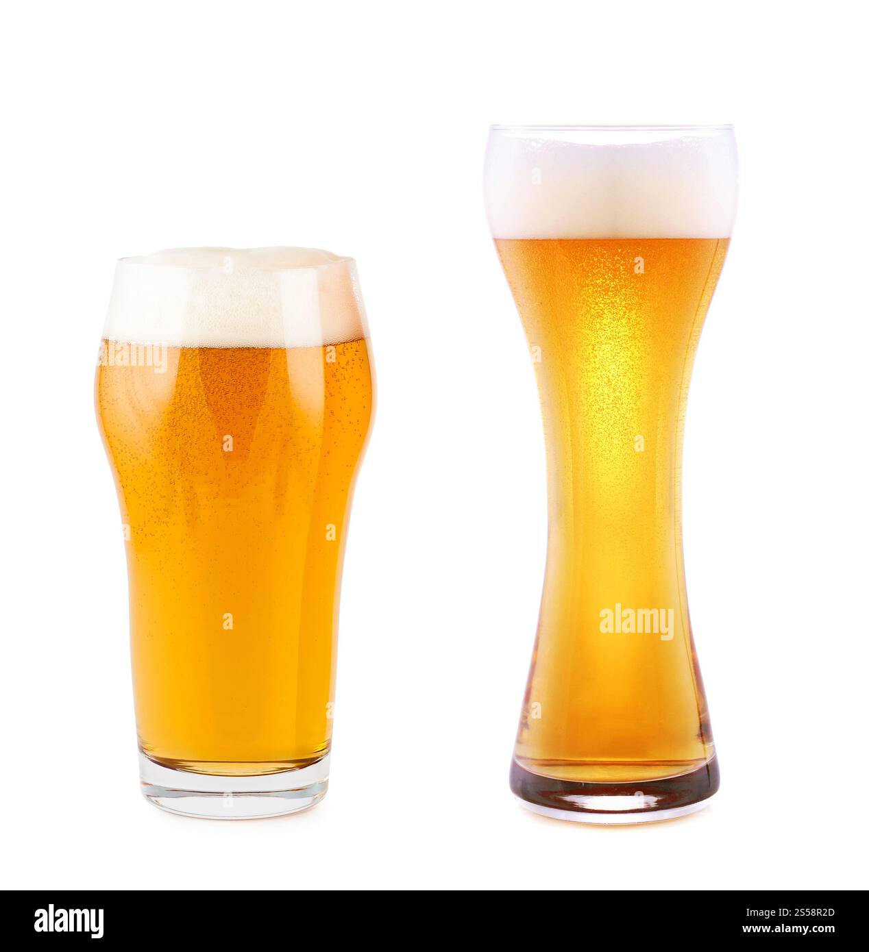 Zwei Gläser Bier isoliert auf weiß. Zwei Gläser Bier Stockfoto