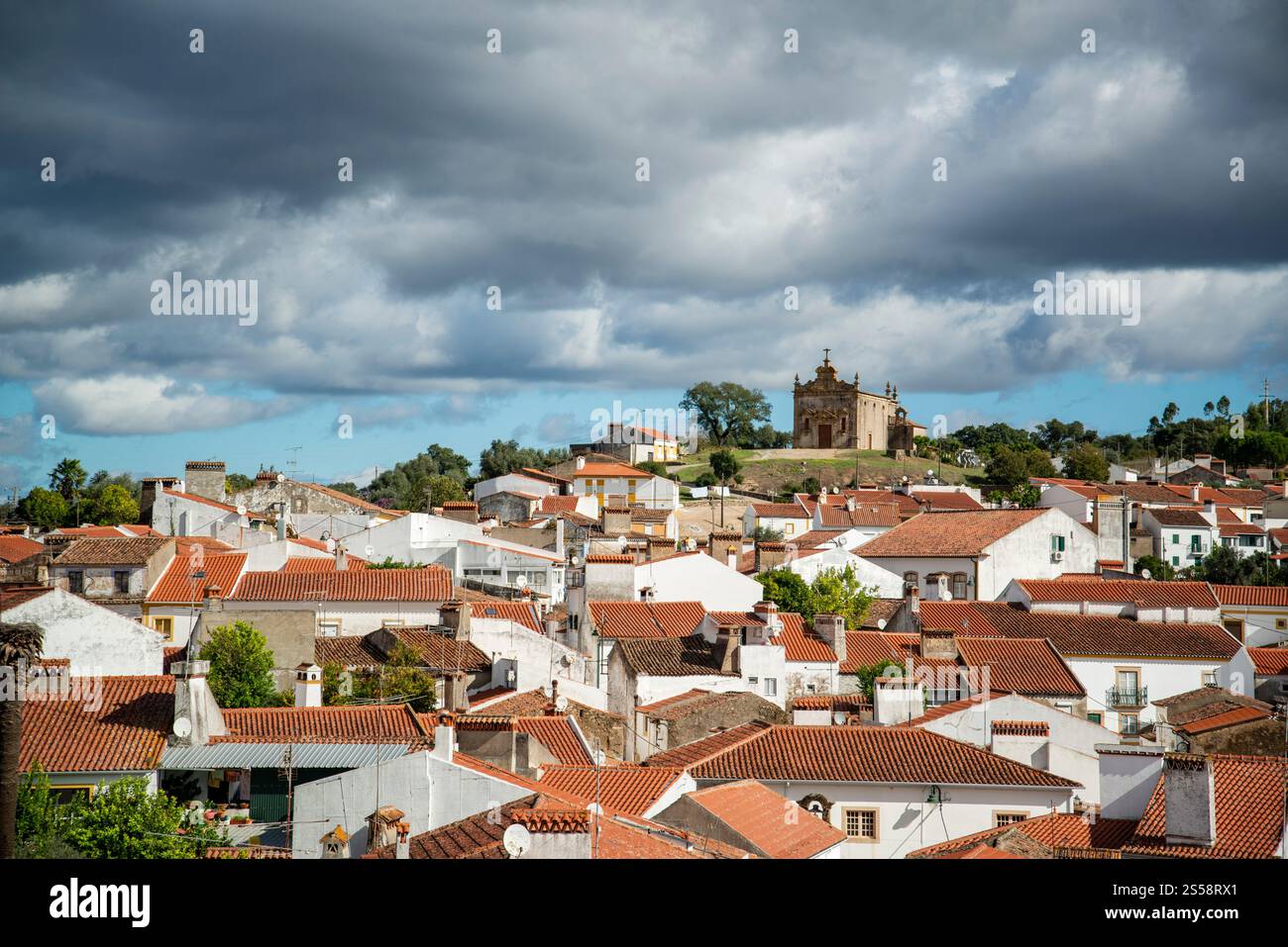 Die Altstadt von Amieira do Tejo in Alentejo in Portugal. Portugal, Amieira do Tejo, Oktober 2021 Stockfoto