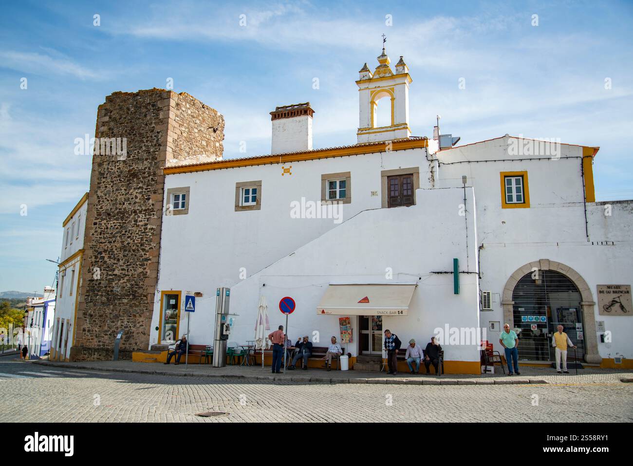 Ein alter Turm in der Altstadt von Arronches in Alentejo in Portugal. Portugal, Arronches, Oktober 2021 Stockfoto