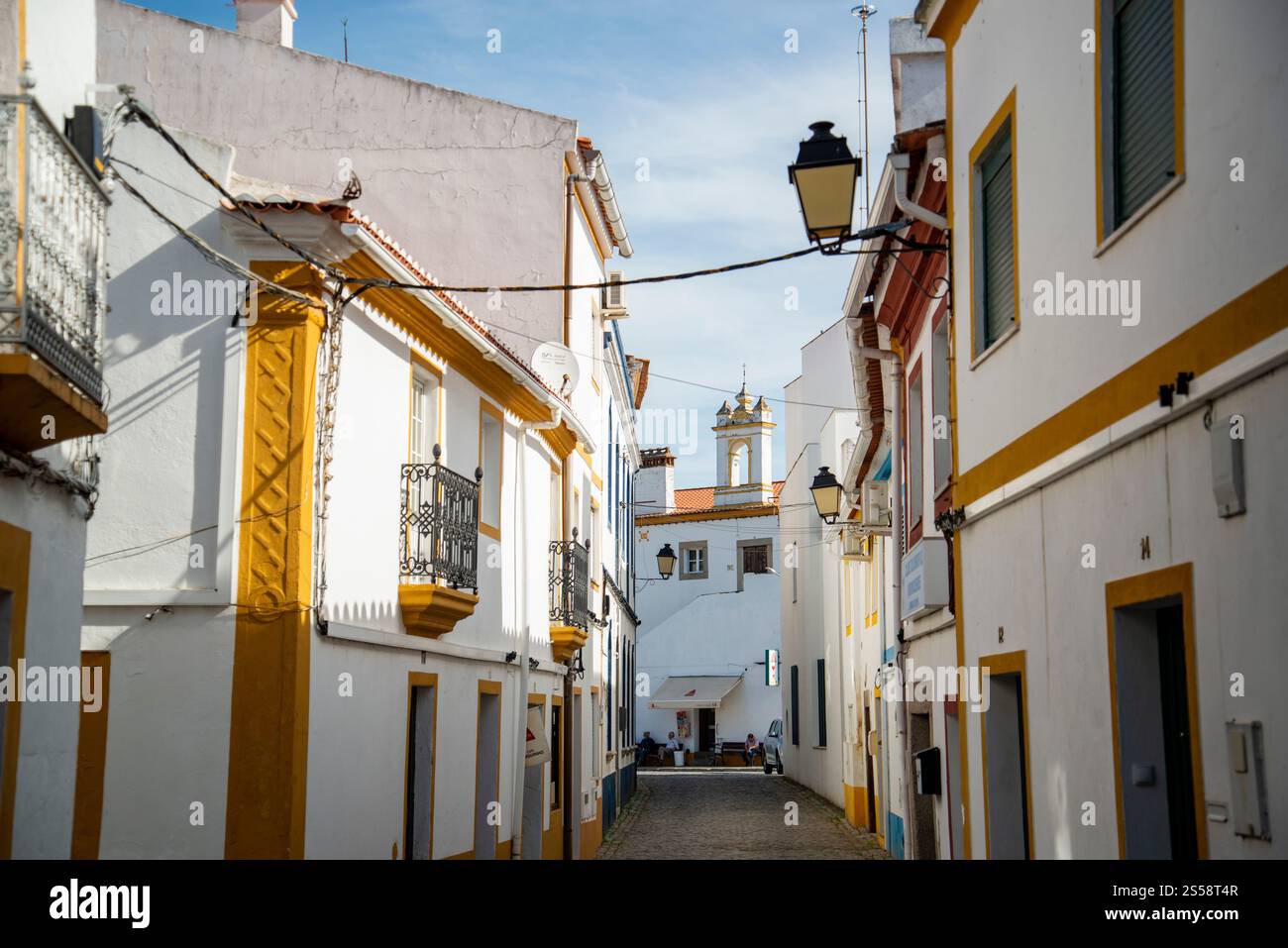 Ein alter Turm in der Altstadt von Arronches in Alentejo in Portugal. Portugal, Arronches, Oktober 2021 Stockfoto