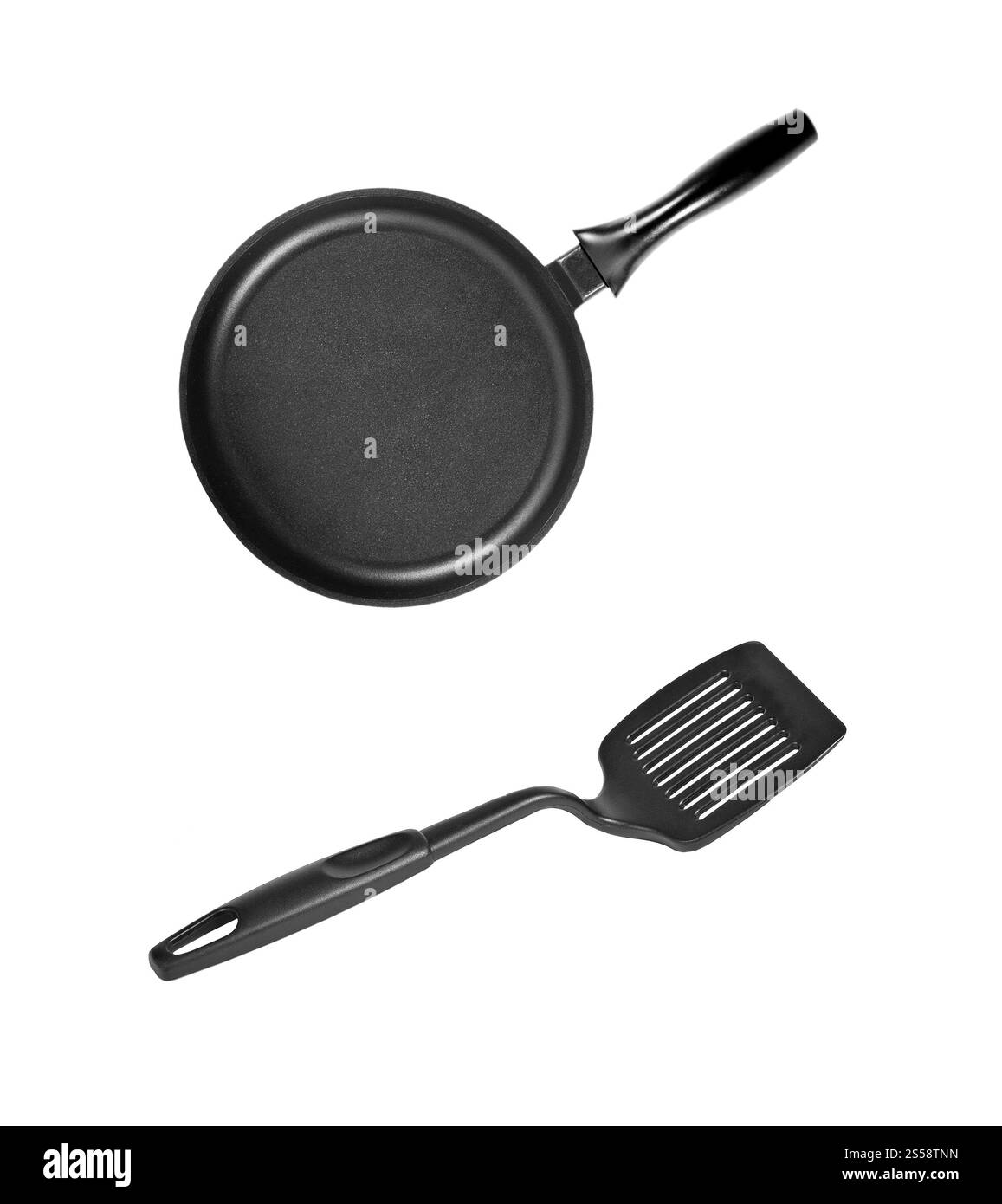 Pfanne mit schwarzem Küchenspachtel aus Kunststoff isoliert auf weiß. Pfanne mit schwarzem Küchenspachtel aus Kunststoff Stockfoto