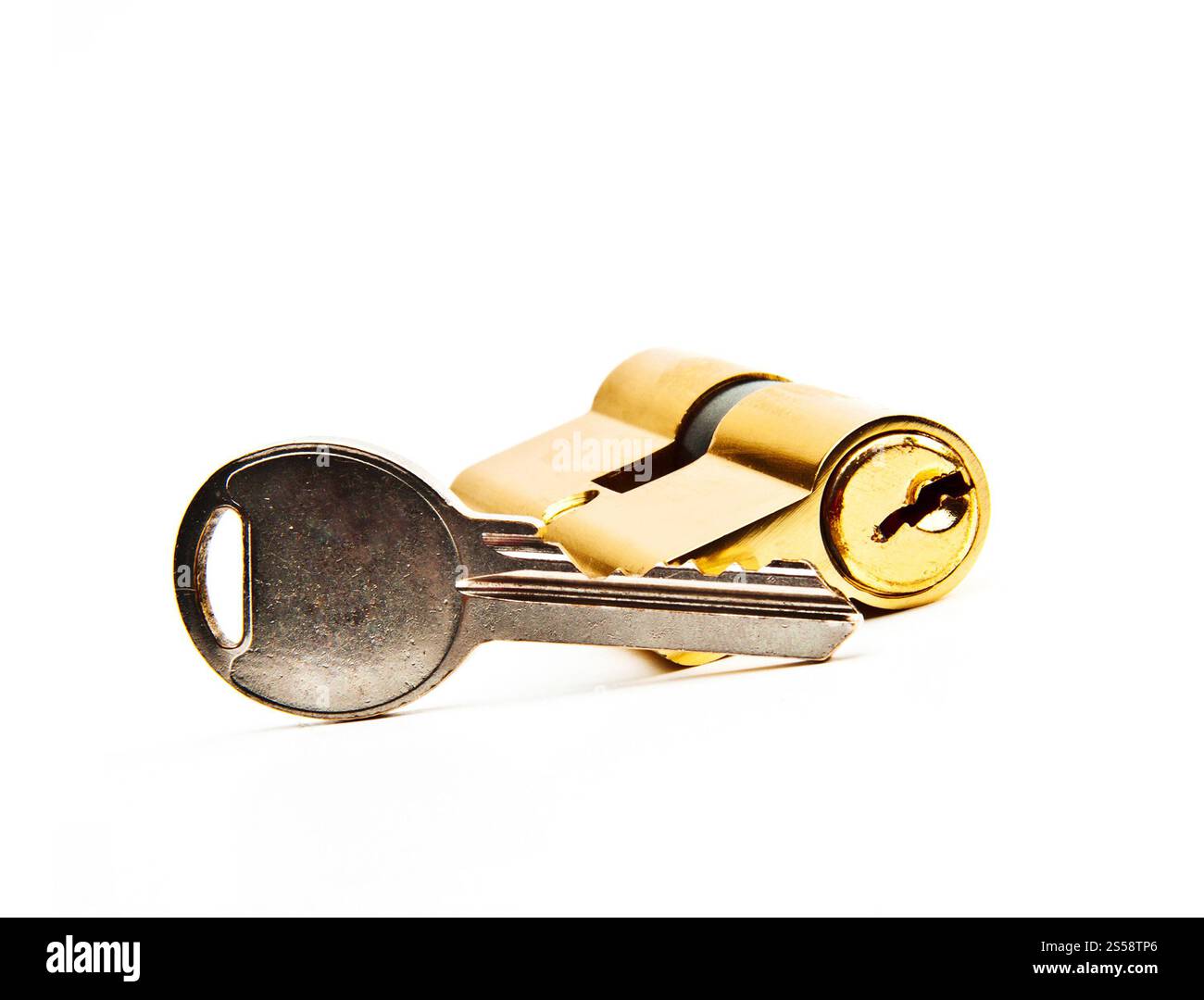 Schloss und Schlüssel sind auf weißem Hintergrund isoliert. Schloss und Schlüssel isoliert Stockfoto