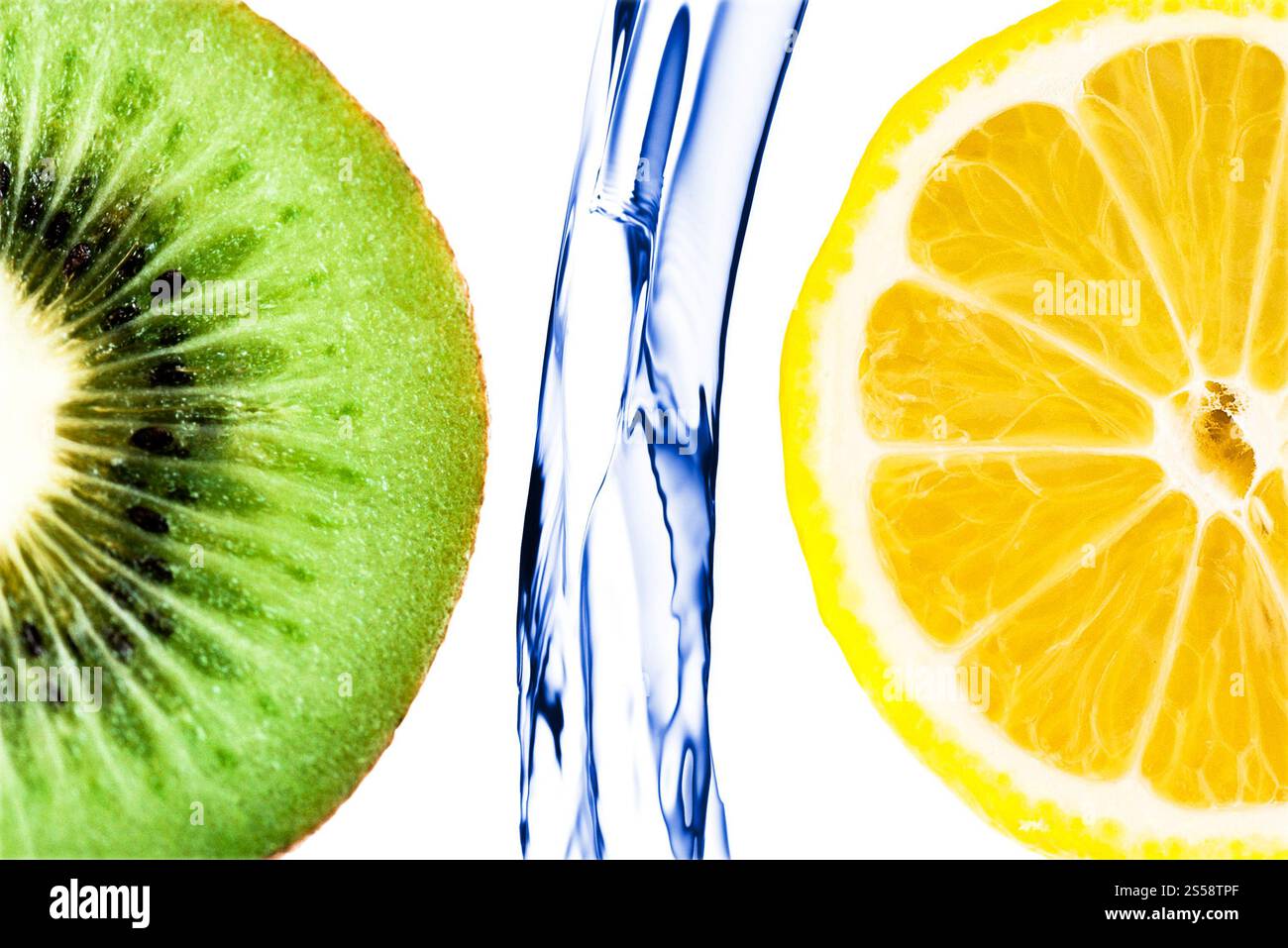 Zitrusfrüchte spritzen isoliert auf weißem Hintergrund. In Scheiben geschnittene Limette mit Zitronenspritzern in Wasser isoliert Stockfoto