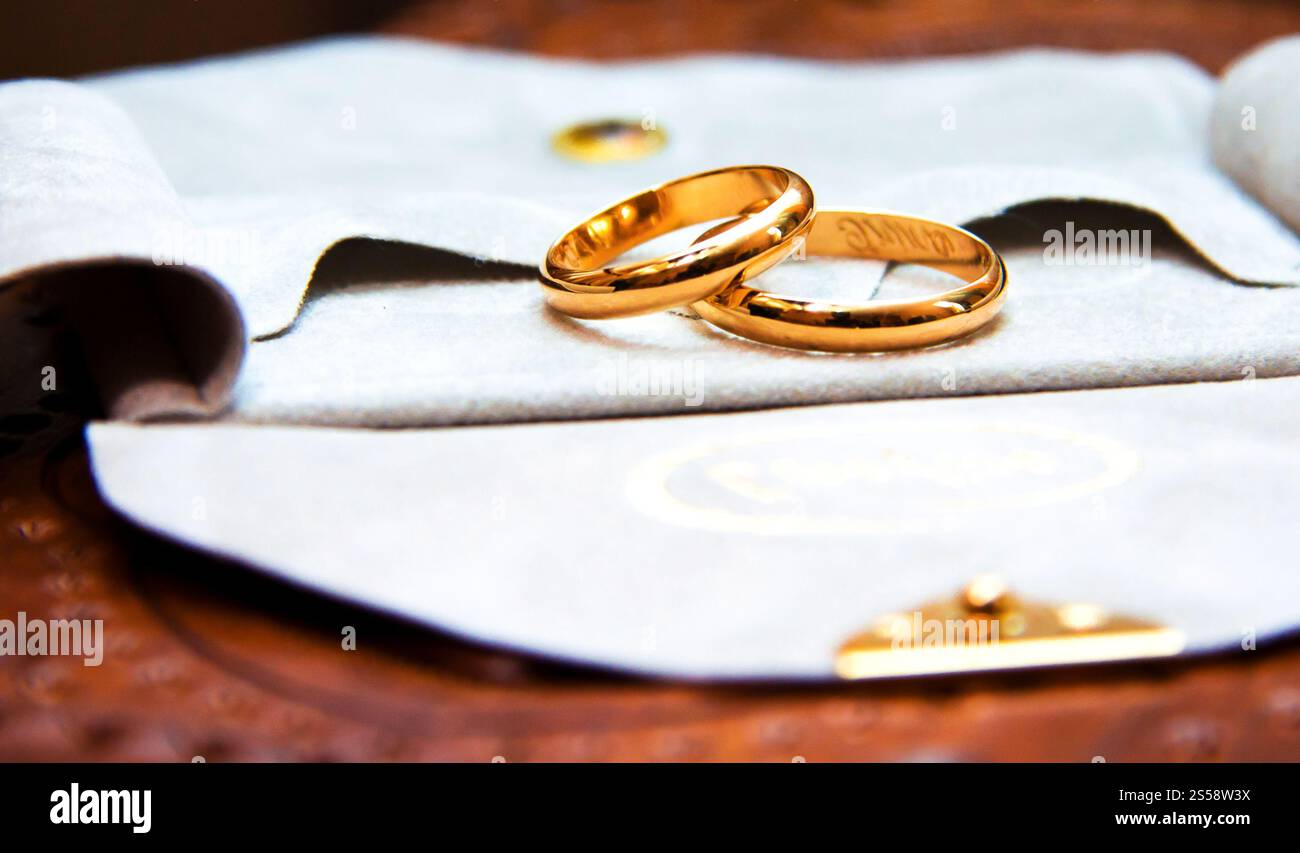 Goldene Eheringe aus nächster Nähe. Goldene Eheringe Stockfoto