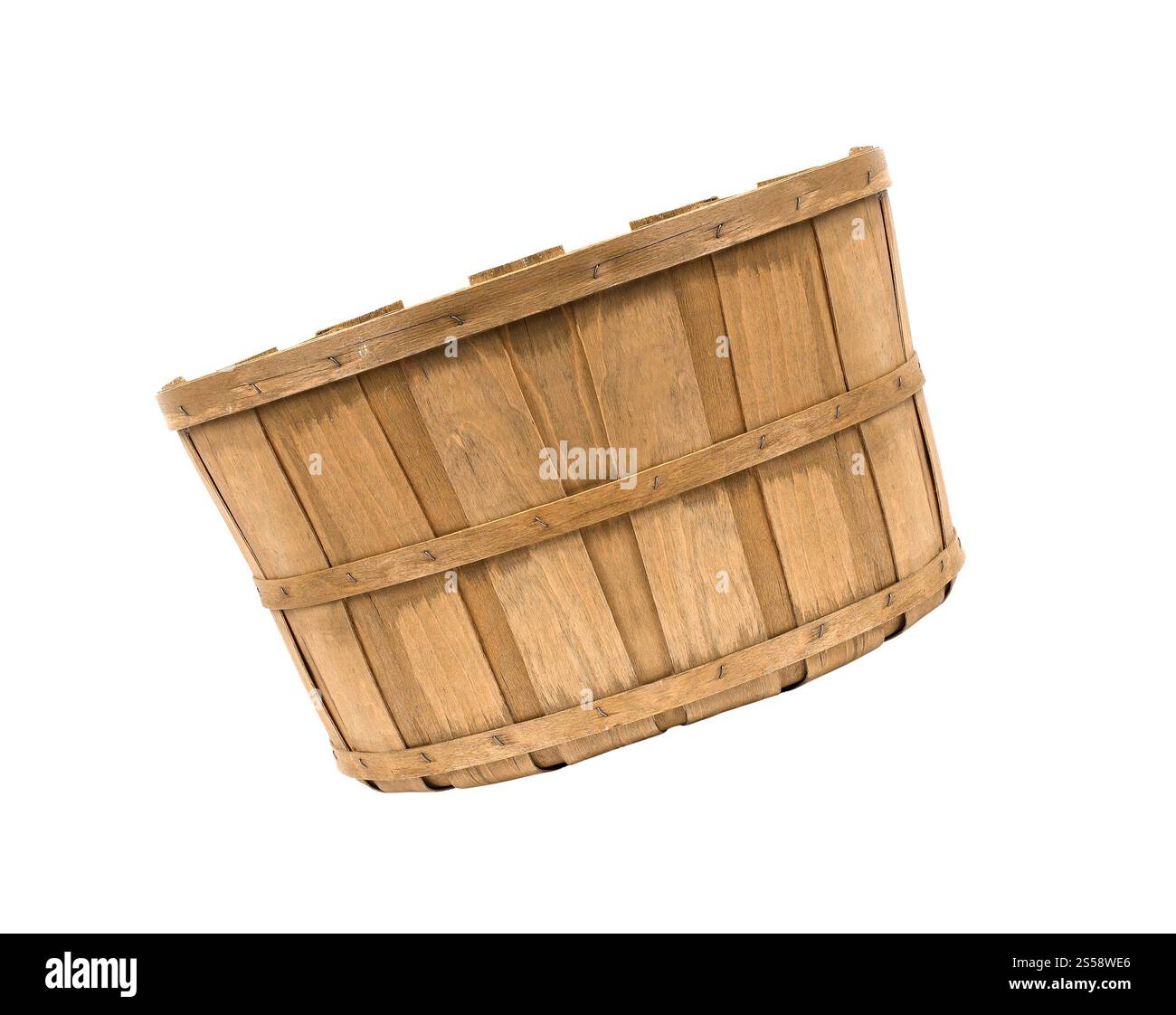 Leerer Holzkorb isoliert auf weißem Hintergrund. Leeren Sie den Holzkorb Stockfoto