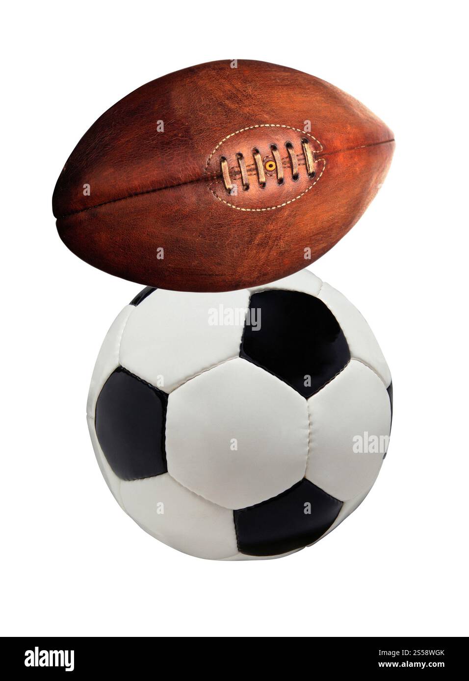 Fußball und Rugbyball isoliert auf weißem Hintergrund. Fußball und Rugbyball isoliert Stockfoto