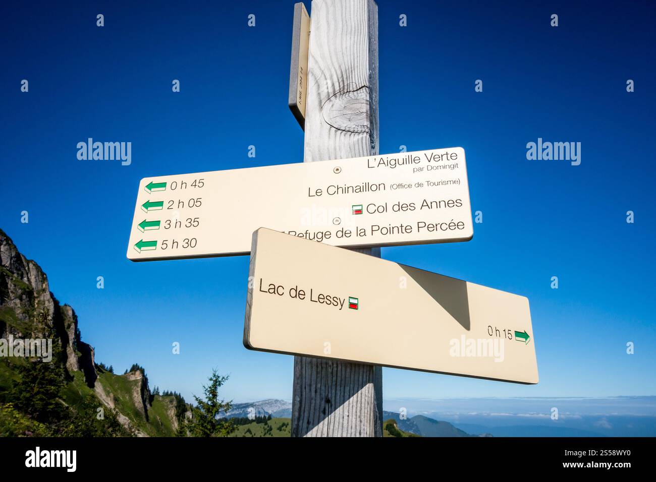 Wegweiser zum Wandern in Grand-Bornand, Haute Savoie, Frankreich. Wegweiser zum Wandern in Grand-Bornand, Frankreich Stockfoto