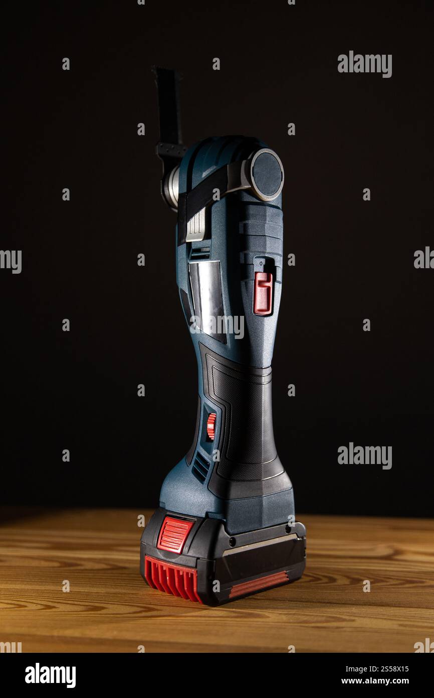 Dies ist ein kabelloses, handgeführtes Multifunktions-Cutter-Werkzeug, das sowohl für Heimwerker als auch für professionelle Anwender entwickelt wurde Stockfoto