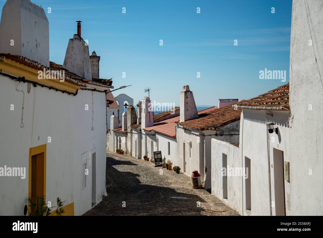 Die Altstadt im Dorf Evoramonte in Alentejo in Portugal. Portugal, Evoramonte, Oktober 2021 Stockfoto