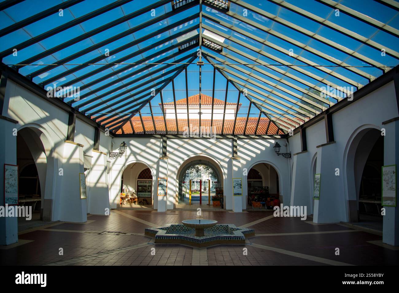 Markthalle oder Mercado Municipal im Dorf Alter do Chao in Alentejo in Portugal. Portugal, Alter do Chao, Oktober 2021 Stockfoto Markthalle oder Mercado Municipal im Dorf Alter do Chao in Alentejo in Portugal. Portugal, Alter do Chao, Oktober 2021 Stockfoto