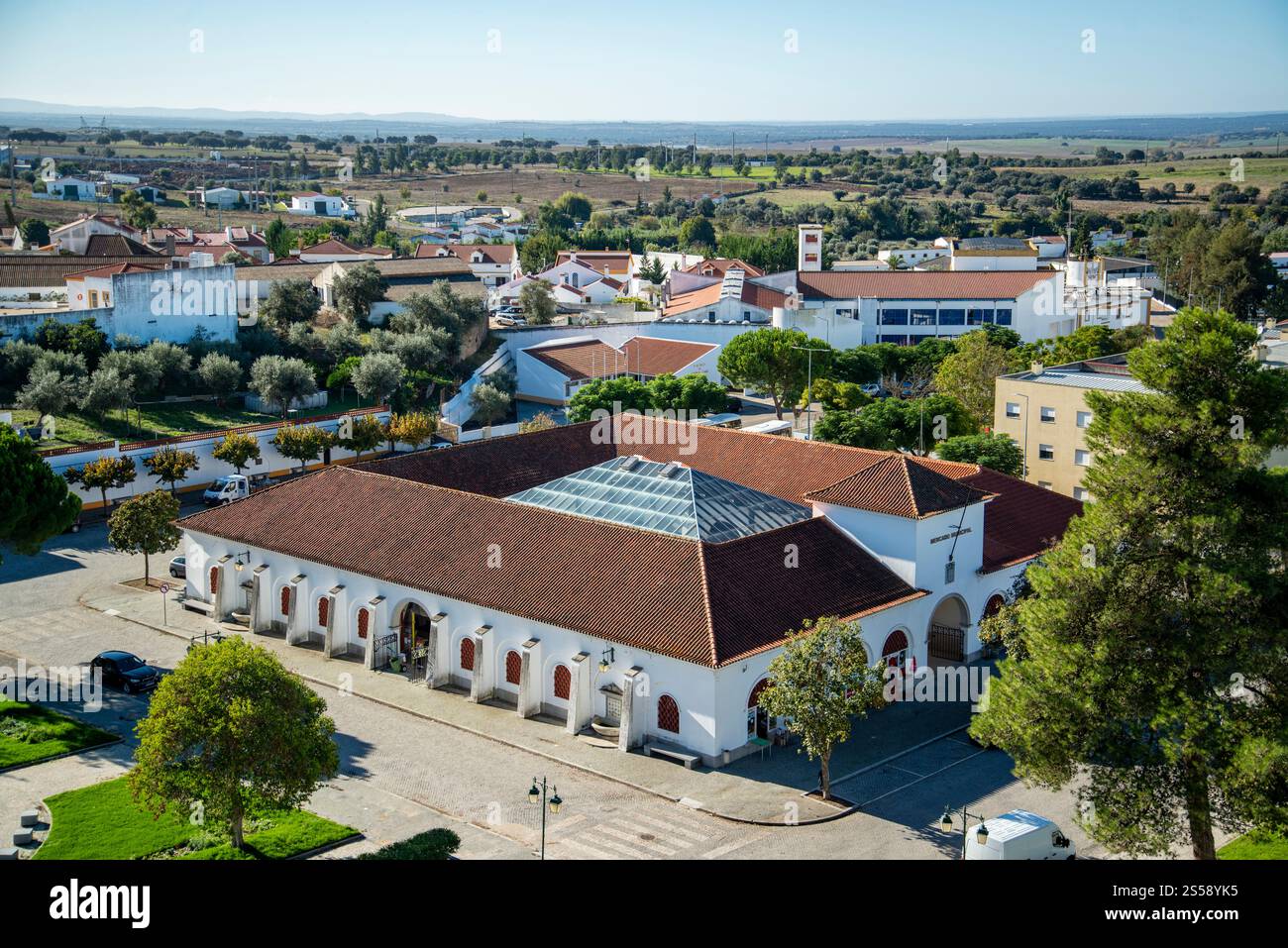 Markthalle oder Mercado Municipal im Dorf Alter do Chao in Alentejo in Portugal. Portugal, Alter do Chao, Oktober 2021 Stockfoto Markthalle oder Mercado Municipal im Dorf Alter do Chao in Alentejo in Portugal. Portugal, Alter do Chao, Oktober 2021 Stockfoto