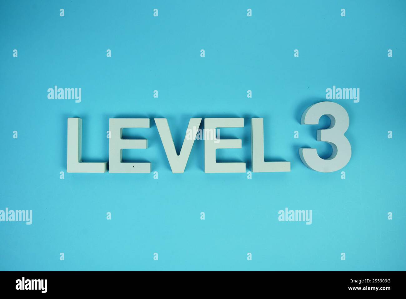 Ebene 3 Ebene 3 Buchstabe auf blauem Hintergrund Stockfoto