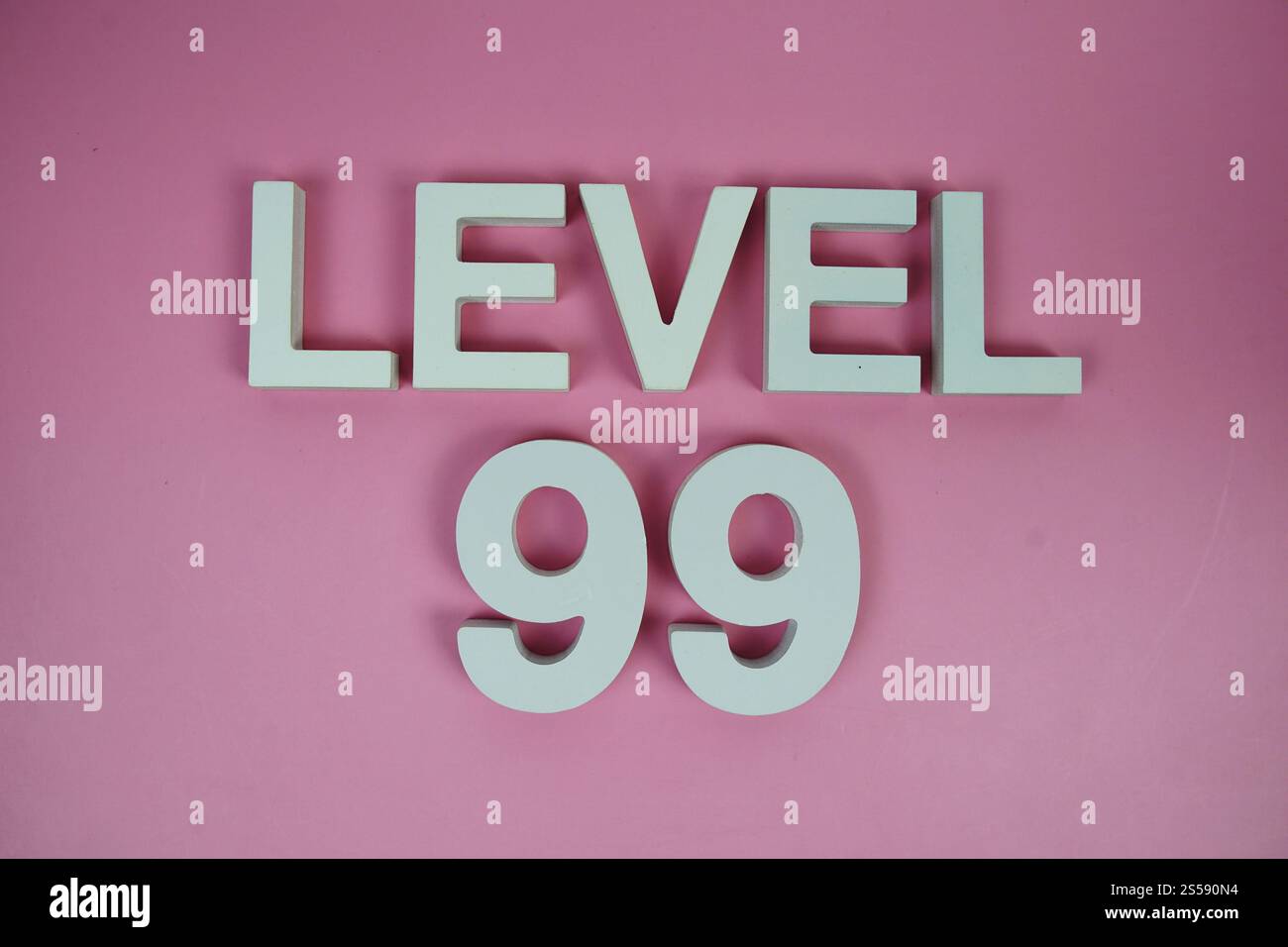 Ebene 99 Ebene 9 Buchstaben auf rosa Hintergrund Stockfoto