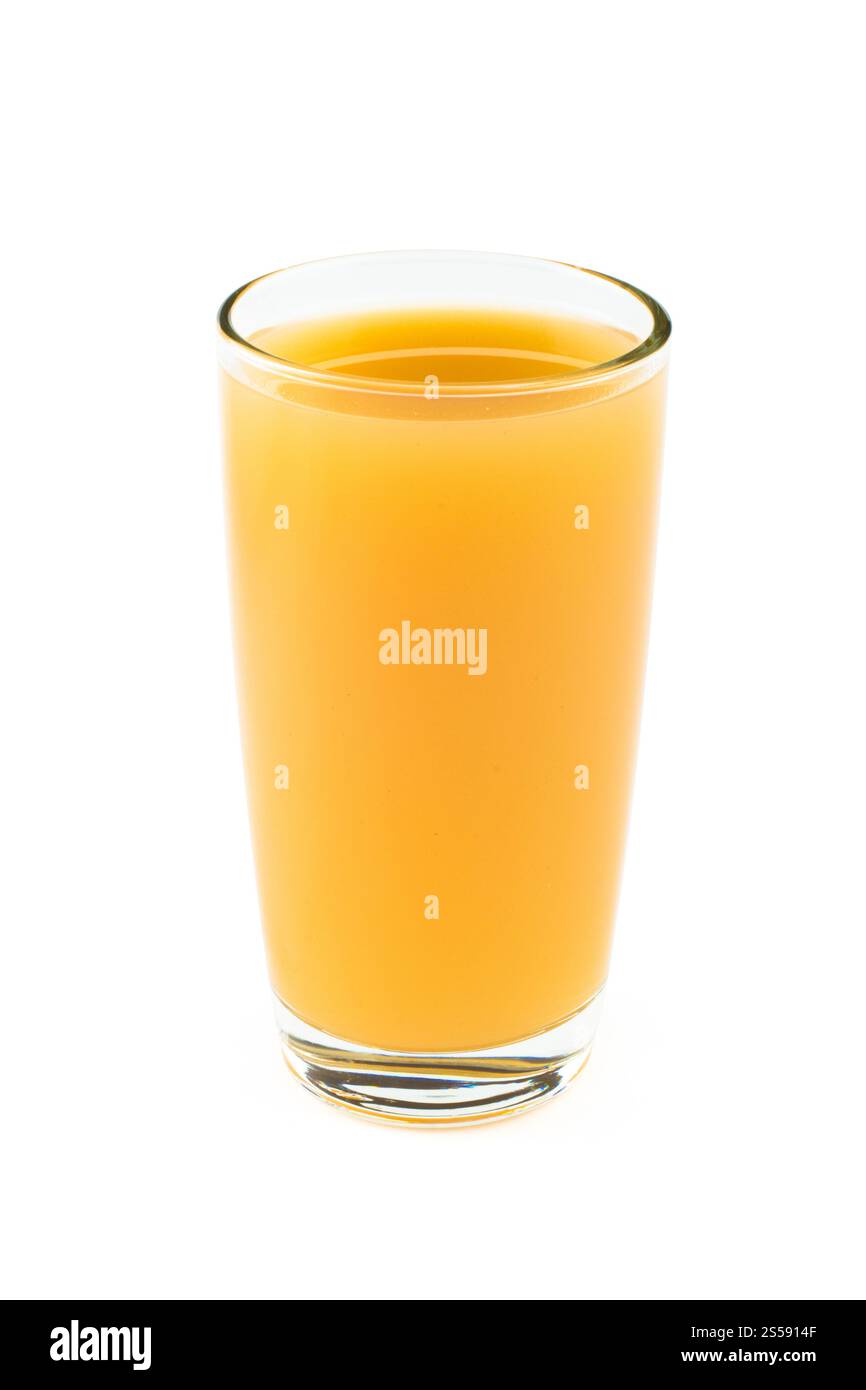 Volles Glas Orangensaft isoliert auf weißem Hintergrund. Ein volles Glas Orangensaft Stockfoto