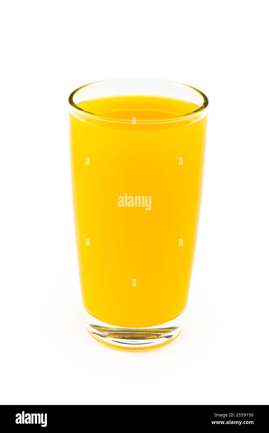 Volles Glas Orangensaft isoliert auf weißem Hintergrund. Ein volles Glas Orangensaft Stockfoto