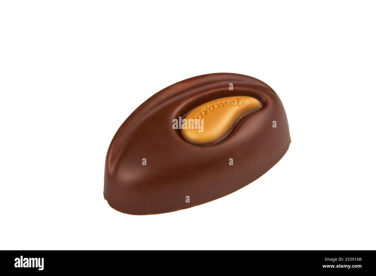 Schokoladenbonbons isoliert auf weißem Hintergrund. Schokoladenbonbons, isoliert auf weiß Stockfoto