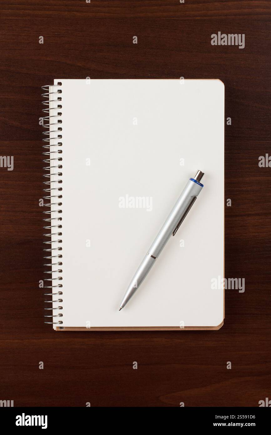 Stift und leeres Papier in der Nähe. Stift und leeres Papier Stockfoto