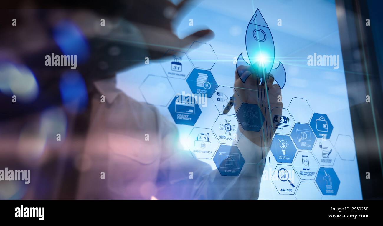 Geschäftsmann, der auf einem modernen Computer arbeitet und das Startup-Konzept mit Icon-Business und Netzwerkanbindung auf einem modernen virtuellen Dashboard zeigt. Stockfoto