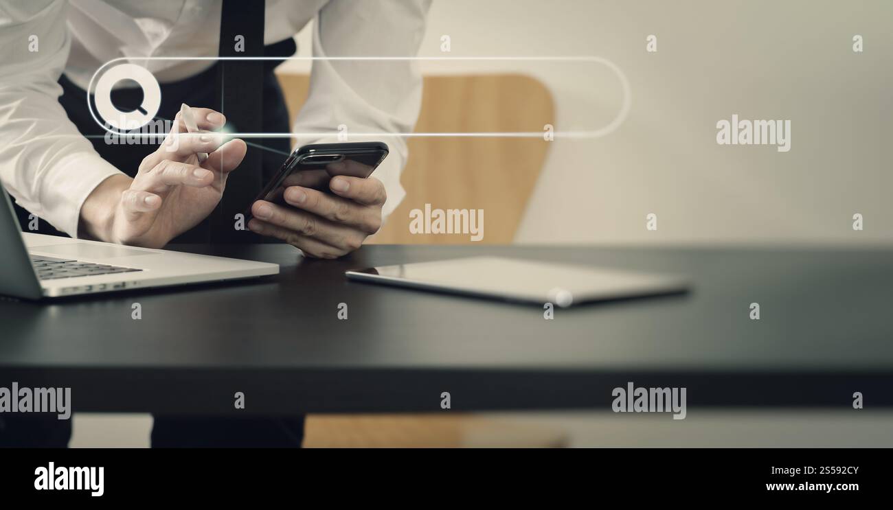 SEO Suchmaschinenoptimierung Banner Web-Symbol Geschäftsmann arbeitet mit Mobiltelefon für Geschäft und Marketing, Optimierung, Raffic, Ranking und Stockfoto