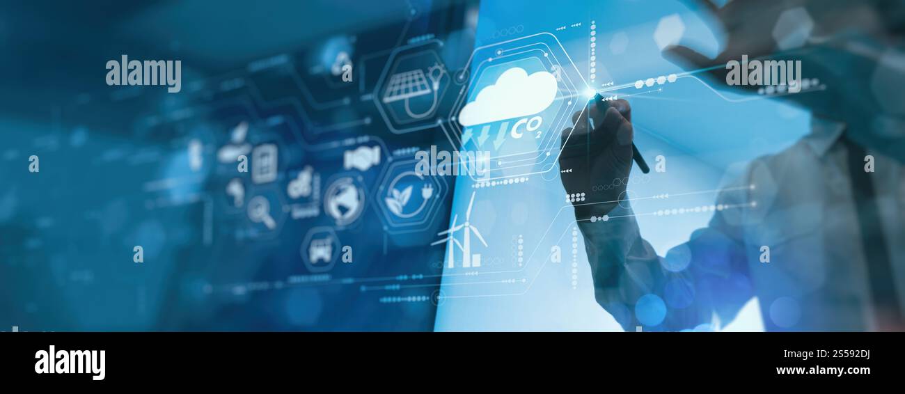 Geschäftsmann, der virtuell moderne Computer arbeitet, um CO2-Emissionen zu reduzieren und den CO2-Fußabdruck des Klimawandels zu verringern, um die globale Erwärmung zu begrenzen. Nachhaltige Entwicklung Stockfoto