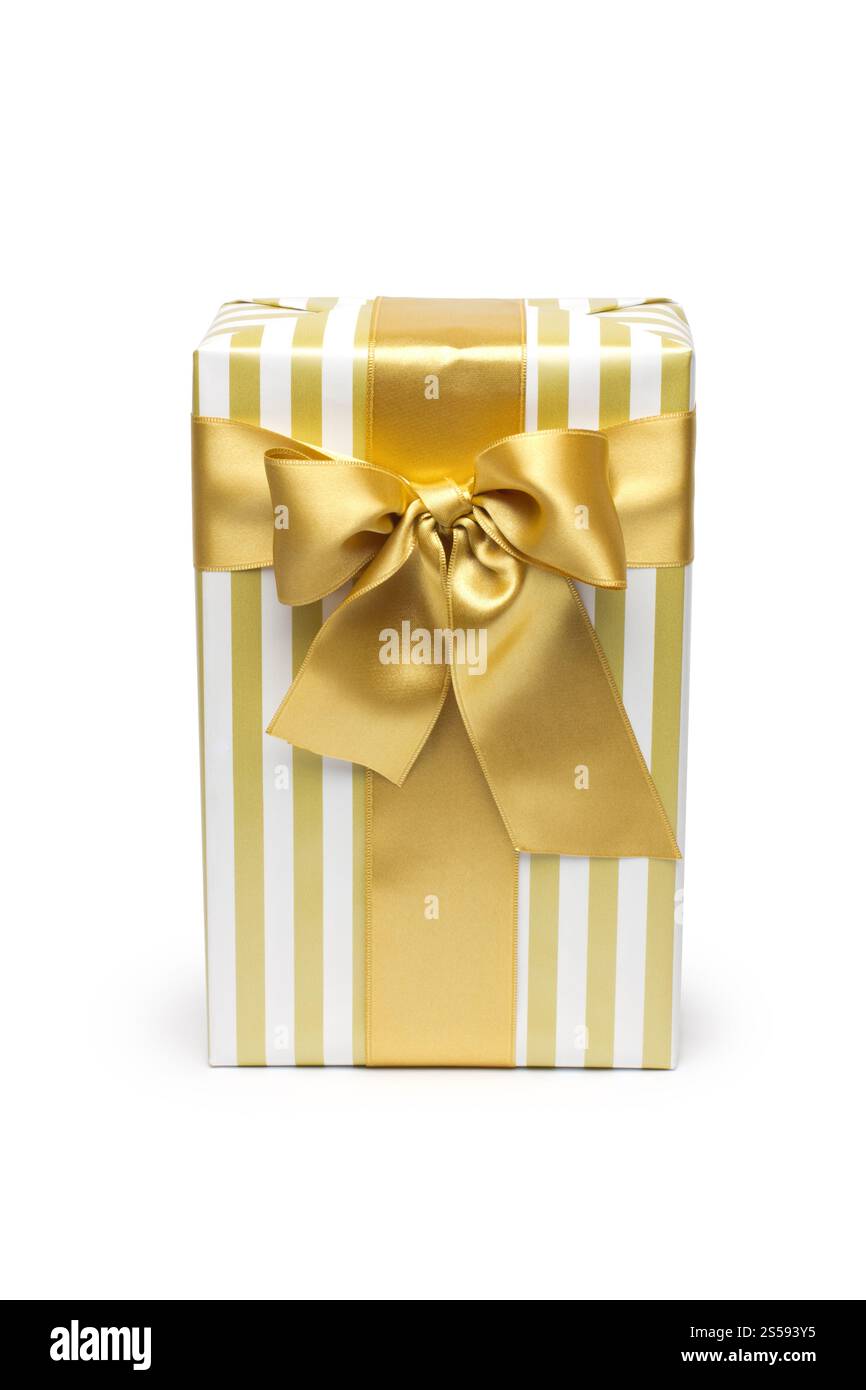 Geschenkbox in goldenem Duo-Ton mit goldenem Satinband und Schleife isoliert auf weißem Hintergrund. Geschenkbox Stockfoto