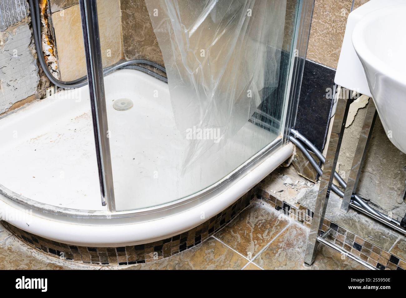 Vorübergehende Verteilung von Wasserleitungen aus Polyethylen hoher Dichte im Duschraum Stockfoto