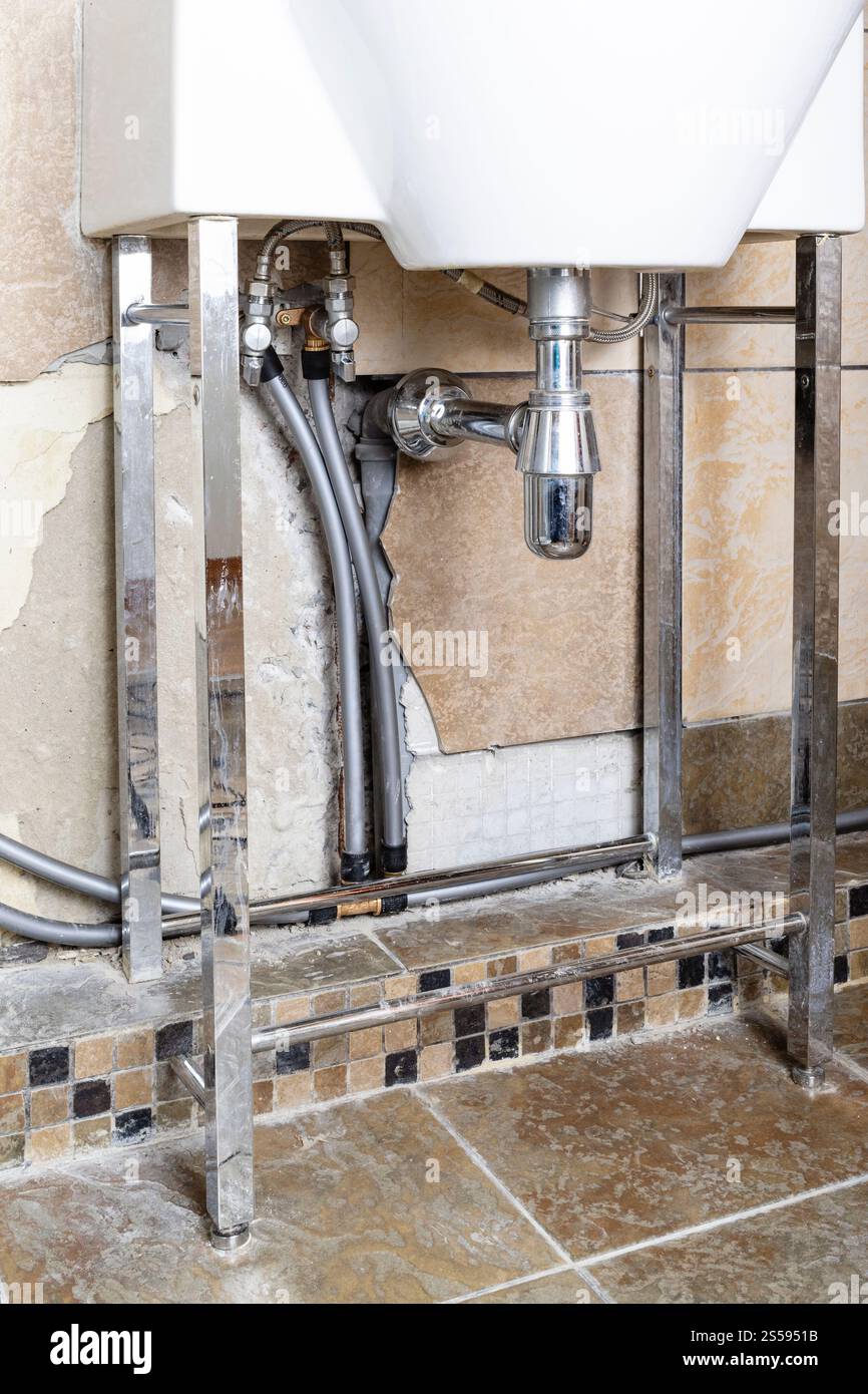 Temporäre Verteilung von High Density Polyethylen Wasserleitungen im heimischen Bad zu sinken Stockfoto