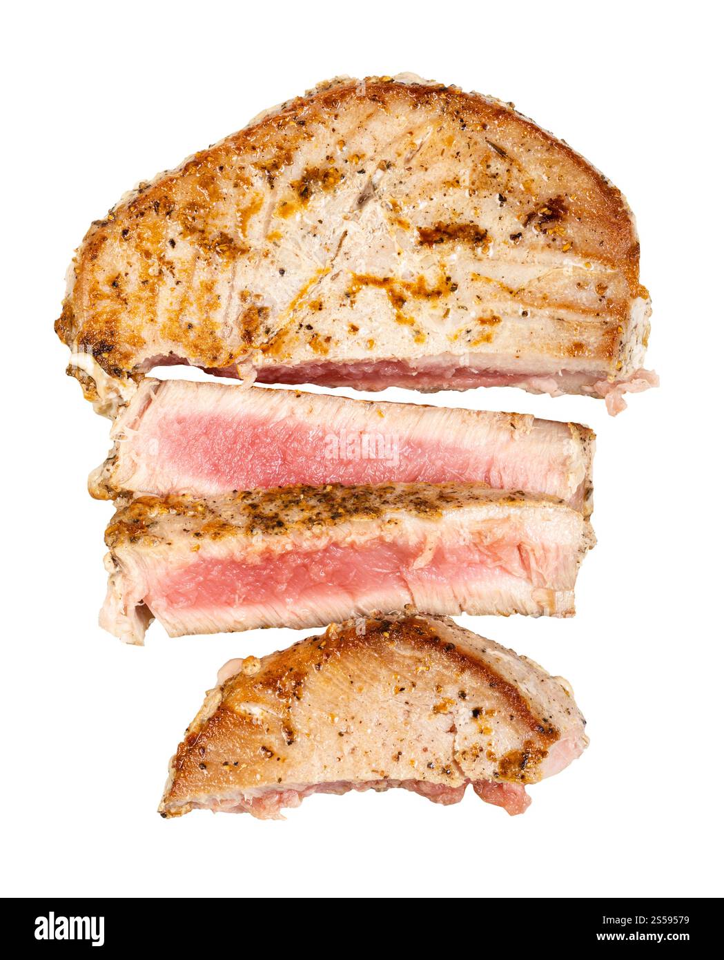 Draufsicht auf gegrilltes Steak mit Thunfisch auf weißem Hintergrund Stockfoto