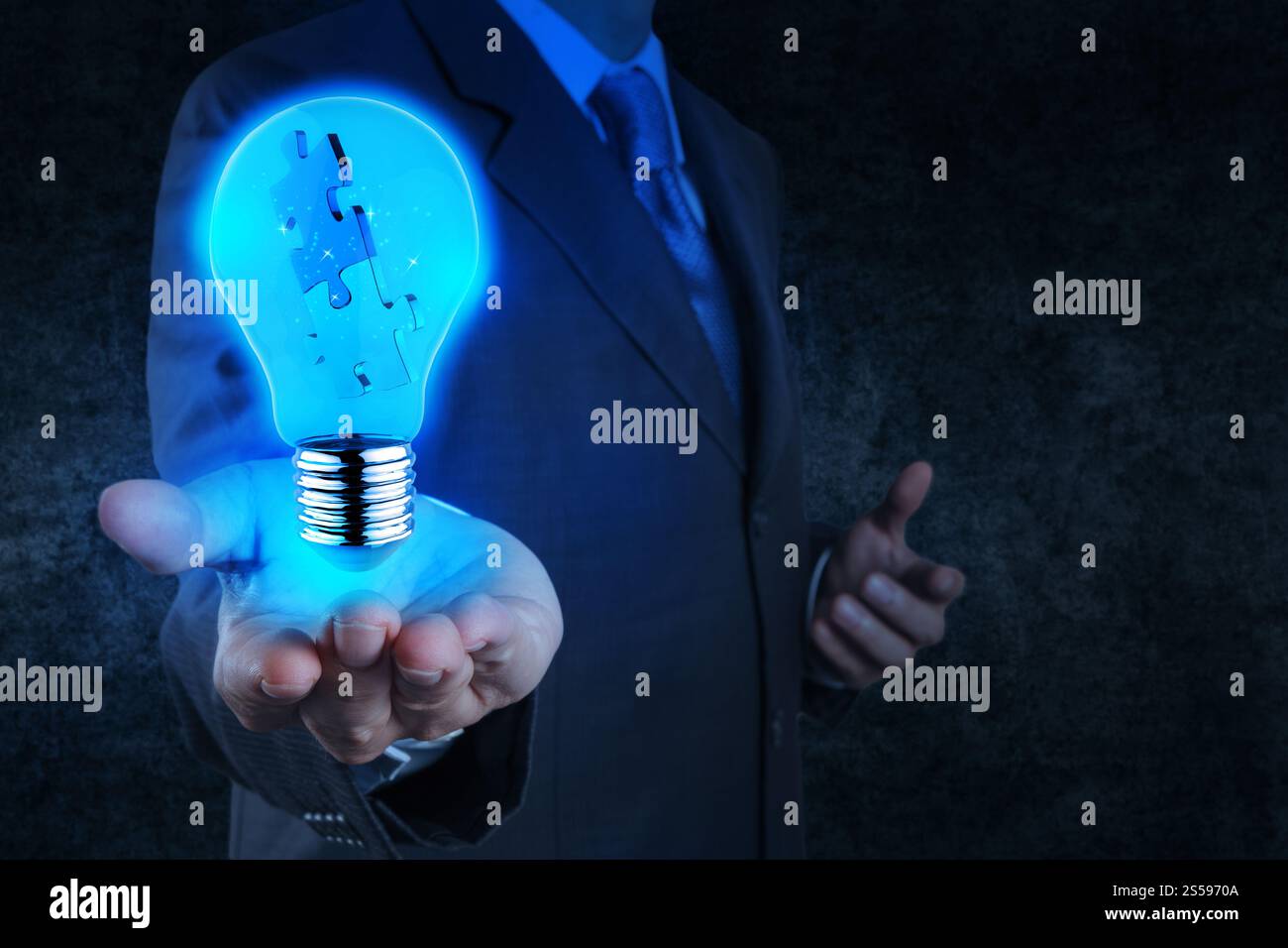 Geschäftsmann Hand zeigt Licht und Puzzle Partnerschaftskonzept Stockfoto