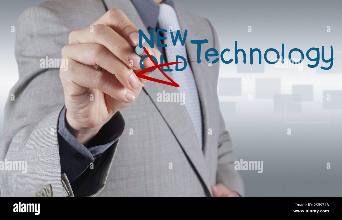 Geschäftsmann Hand zeichnet neue Technologie als Konzept Stockfoto