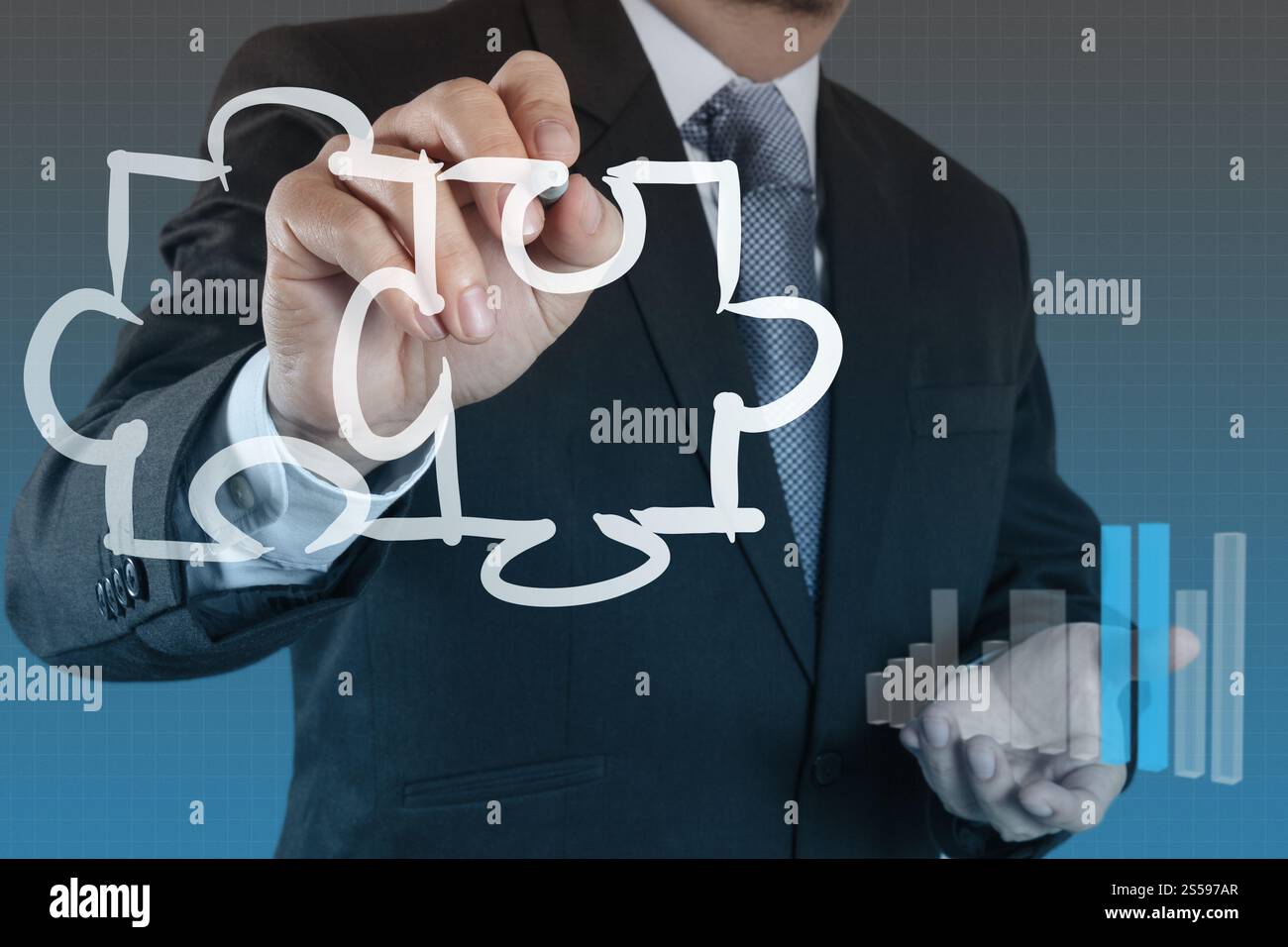 Geschäftsmann Hand zeigt Licht und Puzzle Partnerschaft Stockfoto