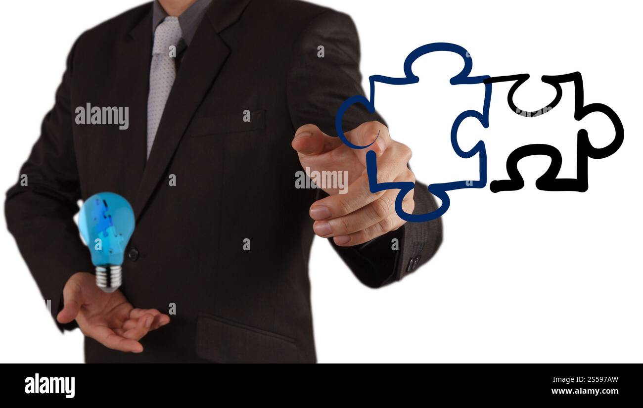Geschäftsmann Hand zeigt Licht und Puzzle Partnerschaft Stockfoto