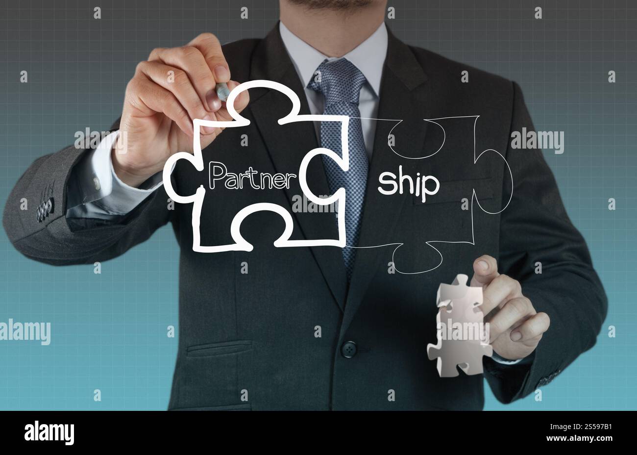 Geschäftsmann Hand zeigt Licht und Puzzle Partnerschaft Stockfoto