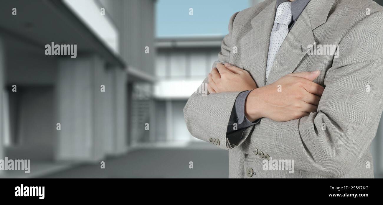 Geschäftsmann zieht Entwicklung Gebäudekonzept Stockfoto