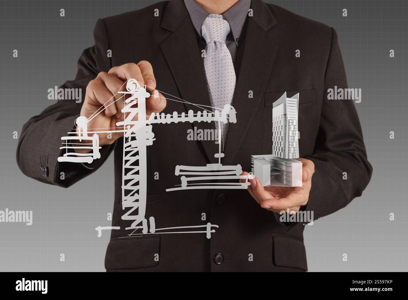 Geschäftsmann zieht Entwicklung Gebäudekonzept Stockfoto