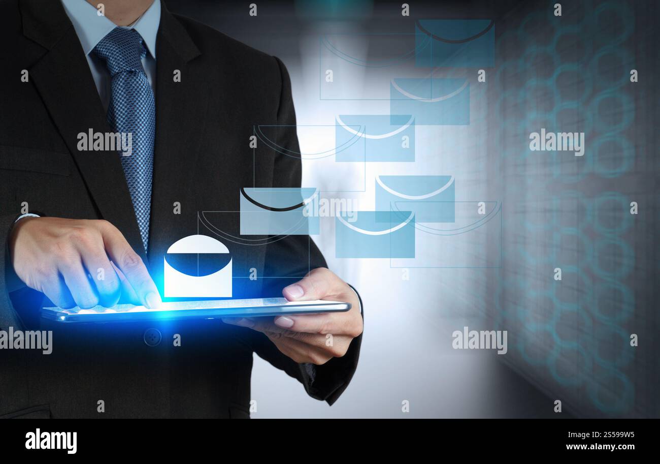 Geschäftsmann Hand drücken e-Mail-Zeichen als Konzept Stockfoto