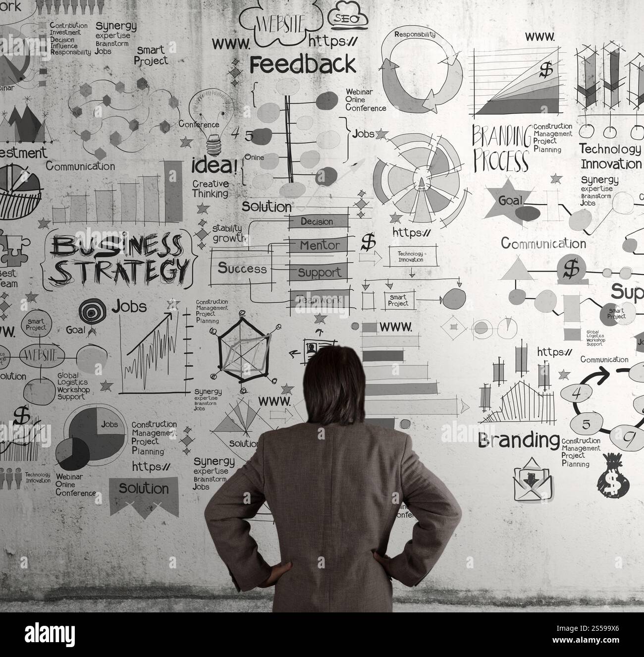 Geschäftsmann sucht Geschäftsidee und Strategie auf Textur Wand Hintergrund als Konzept Stockfoto