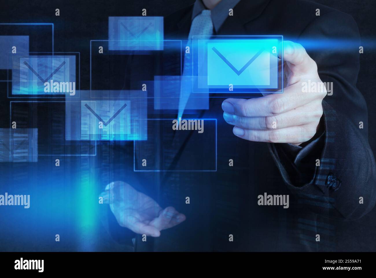 Doppelbelichtung Geschäftsmann Hand drücken e-Mail-Zeichen als Konzept Stockfoto