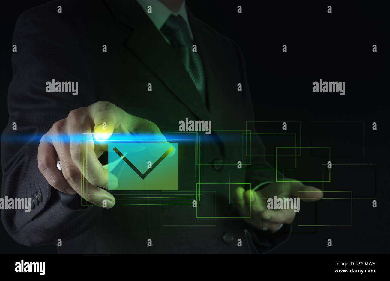 Geschäftsmann Hand drücken e-Mail-Zeichen als Konzept Stockfoto